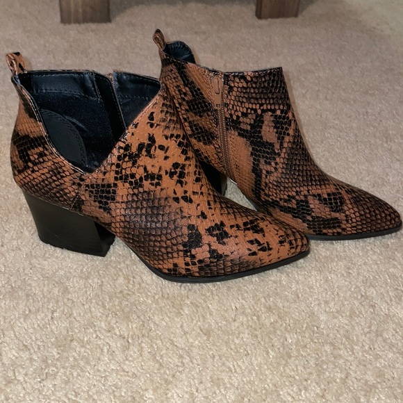 S17 - NWOT faux brown & black snakeskin booties - Picture 4 of 7